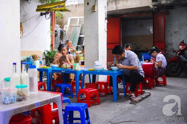 5-quan-bun-ca-o-ha-noi-ngon-khien-muc-an-mot-lan-la-me-ngay-tap-tu-ivivu-3