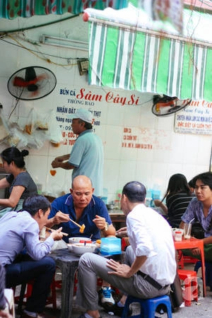5-quan-bun-ca-o-ha-noi-ngon-khien-muc-an-mot-lan-la-me-ngay-tap-tu-ivivu-10