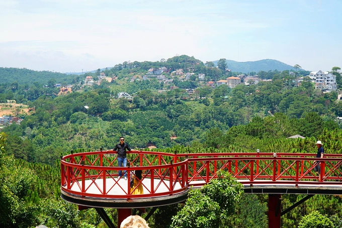 Đà Lạt View  Quán trên đường Khe Sanh, ở lưng chừng đèo Mimoza nổi tiếng. Bao quanh quán là núi rừng bao la. Nhờ có nhiều tiểu cảnh như chiếc cầu màu đỏ nối dài ra giữa rừng hay cổng trời, địa chỉ này được lòng nhiều du khách, đặc biệt là các bạn trẻ thích chụp ảnh. Đây cũng là nơi đón nhiều cặp đôi chụp ảnh cưới. Ảnh: Di Vỹ.