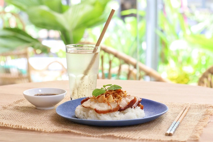 Ban công quán có đặt vài bộ bàn ghế, thích hợp cho cả người đi một mình hay theo nhóm bạn bè để cùng ngắm nhìn toàn cảnh phố đi bộ Nguyễn Huệ. Hai ngày cuối tuần là thời điểm quán thường đông khách, chủ nhật hết chỗ từ chiều và ban công là vị trí ai cũng mong muốn. Giá đồ uống ở đây khoảng 40.000 đồng.