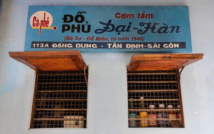 Quán cà phê Đỗ Phủ - Cơm tấm Đại Hàn  Quán tọa lạc trên đường Đặng Dung, phường Tân Định, quận 1. Nơi này hút khách còn bởi không gian của quán có ý nghĩa lịch sử đặc biệt. Căn nhà được xây dựng từ những năm 1940. Trước năm 1975, nơi đây là một trong những cơ sở hoạt động bí mật của lực lượng biệt động Sài Gòn dưới sự quản lý của ông Trần Văn Lai (tức Năm Lai). Ảnh: Quỳnh Trần.