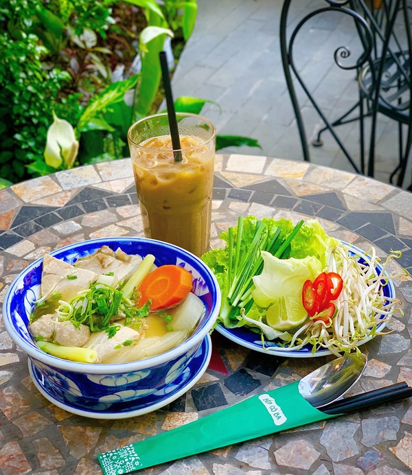 Thực đơn của quán có cả thức ăn lẫn đồ uống cho khách lựa chọn. Giá dao động từ 40.000 đồng. Buổi sáng cuối tuần, ghé đây thưởng thức tô nui nước thịt heo đậm đà cùng ly cà phê sữa đá sẽ là một lựa chọn không tồi.