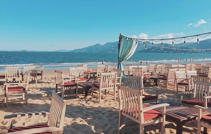 Surf Bar  Đây là một trong những quán bar view biển đẹp nhất ở Quy Nhơn, nằm tại ngã ba đường Xuân Diệu giao với đường 31/3. Ngoài vị trí nằm sát bờ biển, quán bar này còn được yêu thích bởi phong cách trang trí đơn giản nhưng tinh tế với bàn ghế gỗ sơn màu trung tính, nhẹ nhàng. Chủ quán còn dựng lên những góc “sống ảo” với xích đu gỗ, cây cảnh và nhiều đèn trang trí. Ngoài cà phê, quán còn phục vụ soda, cacao, nước dừa… với giá 15.000 – 40.000 đồng. Ảnh: vngoc.