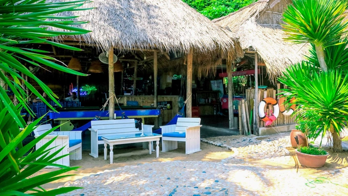 Life’s A Beach Motel & Café  Tọa lạc ven biển Bãi Xếp, phường Ghềnh Ráng, nơi này phục vụ cả đồ ăn, thức uống và chỗ lưu trú. Chủ quán là hai người Anh có ước mơ xây dựng một thiên đường nghỉ dưỡng ở vùng đất này. Không gian quán mang đến cho du khách cảm giác gần gũi, thoải mái với vật liệu tre, nứa, mái tranh kiểu bãi biển nhiệt đới. Đồ uống tại đây khá đa dạng với cà phê, trà, nước ép, sinh tố… giá từ 20.000 đến 50.000 đồng. Ngoài ra, quán còn phục vụ các món ăn Á – Âu, đa phần là hải sản địa phương, mức giá khoảng 120.000 - 200.000 đồng. Ảnh: Life’s A Beach.