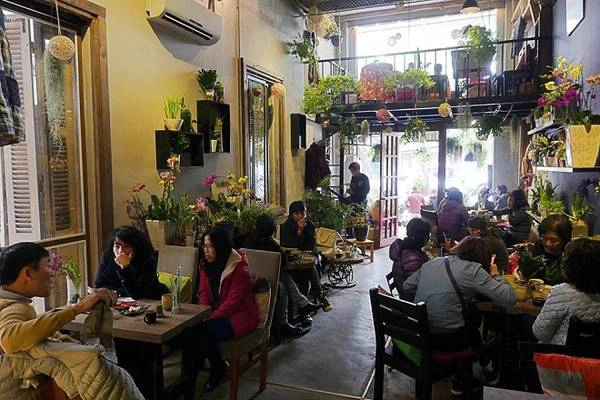 Ohi Tree & Coffee: Ngay khi bước vào cửa quán, bạn sẽ thấy ấn tượng với những chậu cây, hoa nhỏ xinh đủ màu sắc ở trên tường, bàn và cả lối đi. Không gian của quán là sự kết hợp hài hòa giữa nét cổ điển và màu xanh mát của cây xanh. Ngoài những món đồ uống phổ biến, quán có món trà hoa cúc Tây Tạng vị thanh mát, hương thơm thảo mộc đậm đà, được nhiều khách ưa thích. Địa chỉ: 55 Phan Chu Trinh, 71A Nguyễn Du. Ảnh: Ohi Coffee.
