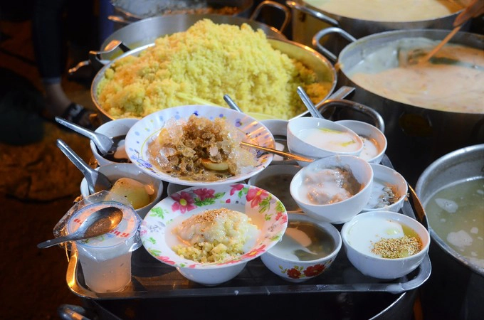 Chè mâm  Toạ lạc ở đầu một con hẻm trên đường Sư Vạn Hạnh, quán chè mâm 16 món tồn tại gần 40 năm. Quán thu hút hàng trăm thực khách mỗi tối và thường không còn bàn trống giờ cao điểm.  Ban đầu, mỗi mâm chè chỉ có 6 chén, nhưng bây giờ đã lên con số 16. Mâm chè gồm những loại quen thuộc như chè thưng, chè chuối, chè bắp, chè bà ba, chè đậu trắng, chè khoai môn, chè trôi nước… với hũ rau câu dừa, đĩa xôi và đĩa bánh flan.