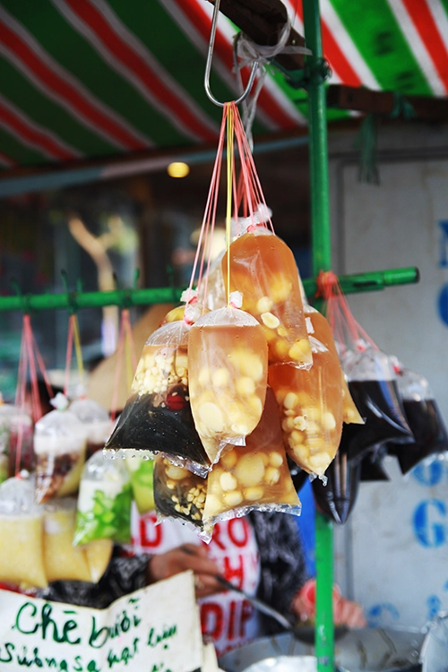 Giá cho một ly chè khoảng 10.000 đồng, tuỳ loại. Bạn có thể mua mang đi hoặc ăn tại chỗ trên ghế nhựa thấp, không có bàn.