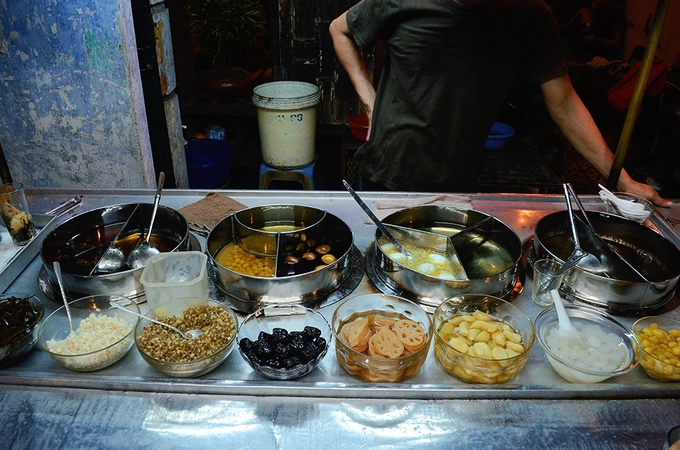 Giá trung bình cho một ly chè ở quán khoảng 20.000 đồng, tùy mỗi loại. Ly chè thập cẩm có giá 35.000 đồng. Một số món chè được bán ở quán là đậu xanh, rong biển, chè hột gà ngâm trà...