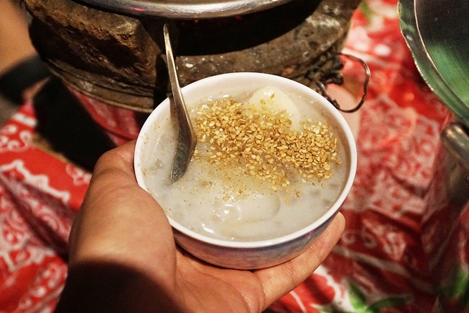 Chè đèn dầu  Quán chè nằm trên mặt tiền đường Nguyễn Kiệm, quận Phú Nhận. Chủ quán là bà Nguyễn Thị Tư. Hàng chè nhỏ được thắp sáng vào mỗi buổi tối bằng chiếc đèn dầu cũ kỹ từ năm 1976 đến nay. Ngoài hương vị hấp dẫn của các loại chè, điều tạo nên sự độc đáo giúp thực khách dễ nhận ra là chiếc đèn dầu xưa cũ bên hè phố. Video: Di Vỹ.  Quán bán 5 loại chè: chè đậu trắng, chè trôi nước, chè hoa cau (táo xọn), chè chuối chưng và chè đậu xanh bột bán. Mỗi chén chè có giá 5.000 đồng.