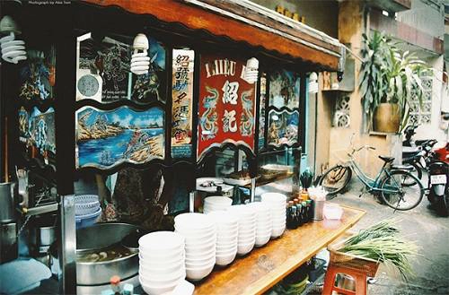 Trong suốt 70 năm qua, quán Thiệu Ký đều đặn mở cửa từ 7h sáng đến 1h đêm kể cả ngày lễ Tết. Ảnh: Depplus Trong suốt 70 năm qua, quán Thiệu Ký đều đặn mở cửa từ 7h sáng đến 1h đêm kể cả ngày lễ Tết. Ảnh: Depplus