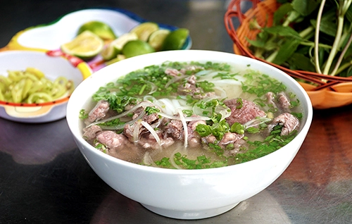 Phở Hải Triều Quán ăn nằm trên đường Hải Triều, quận 1, phục vụ khách 24/24 với hương vị phở chuẩn vị Bắc. Bánh phở tại địa chỉ này không nhỏ như sợi phở của miền Nam, nhưng cũng không quá to. Thịt bò được cắt lát dày, chín tới, khi ăn sẽ cảm nhận được vị ngọt, mềm. Nước phở trong và thanh do chỉ nấu bằng xương ống của bò. Trong tô phở có rất nhiều hành lá và hành tây cắt mỏng. Tô phở có giá thấp nhất 55.000 đồng, tô thập cẩm đặc biệt có giá 75.000 đồng. Phở Hải Triều Quán ăn nằm trên đường Hải Triều, quận 1, phục vụ khách 24/24 với hương vị phở chuẩn vị Bắc. Bánh phở tại địa chỉ này không nhỏ như sợi phở của miền Nam, nhưng cũng không quá to. Thịt bò được cắt lát dày, chín tới, khi ăn sẽ cảm nhận được vị ngọt, mềm. Nước phở trong và thanh do chỉ nấu bằng xương ống của bò. Trong tô phở có rất nhiều hành lá và hành tây cắt mỏng. Tô phở có giá thấp nhất 55.000 đồng, tô thập cẩm đặc biệt có giá 75.000 đồng.