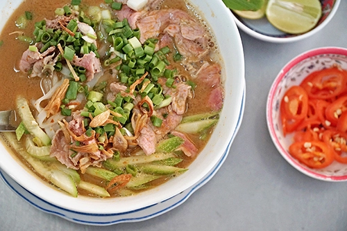 Phở Quốc Ký Quán ăn thuộc sở hữu của một gia đình gốc Hoa, nằm ở mặt tiền đường Ký Con. Thực khách ghé địa chỉ này có thể gọi phở bò viên hoặc phở sa tế tái, đây cũng là hai món làm nên thương hiệu của quán. Phở sa tế có nước lèo nấu từ đậu phộng, sền sệt và đậm đà. Người lần đầu thử qua sẽ khá ngạc nhiên bởi bên trong tô phở còn có dưa leo ăn kèm. Mỗi bát có giá 70.000 đồng. Quán mở cửa từ sáng sớm đến khoảng 20h. Phở Quốc Ký Quán ăn thuộc sở hữu của một gia đình gốc Hoa, nằm ở mặt tiền đường Ký Con. Thực khách ghé địa chỉ này có thể gọi phở bò viên hoặc phở sa tế tái, đây cũng là hai món làm nên thương hiệu của quán. Phở sa tế có nước lèo nấu từ đậu phộng, sền sệt và đậm đà. Người lần đầu thử qua sẽ khá ngạc nhiên bởi bên trong tô phở còn có dưa leo ăn kèm. Mỗi bát có giá 70.000 đồng. Quán mở cửa từ sáng sớm đến khoảng 20h.