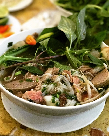 Phở Hùng Quán phở này nằm trên đường Nguyễn Trãi nhộn nhịp. Thực đơn tại đây khá đa dạng. Bạn có thể chọn phở tái, gân, nạm, gầu, bò viên... tùy theo sở thích. Đây còn là điểm ăn uống thu hút đông du khách nước ngoài. Giá một suất ăn dao động từ 50.000 đồng. Phở Hùng Quán phở này nằm trên đường Nguyễn Trãi nhộn nhịp. Thực đơn tại đây khá đa dạng. Bạn có thể chọn phở tái, gân, nạm, gầu, bò viên... tùy theo sở thích. Đây còn là điểm ăn uống thu hút đông du khách nước ngoài. Giá một suất ăn dao động từ 50.000 đồng.