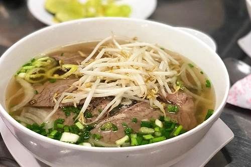 Phở Quỳnh Quán nằm trên đường Phạm Ngũ Lão, một trong những con đường đông khách du lịch nước ngoài. Không gian quán hơi nhỏ, đông khách nên hơi nóng nhưng chất lượng món ăn sẽ khiến bạn cảm thấy hài lòng khi ra về. Mỗi suất đều có nhiều bánh phở, thịt đầy ắp, rau, giá, tương có đủ. Một tô có giá từ 40.000 đồng, quán mở cửa 24/24. Phở Quỳnh Quán nằm trên đường Phạm Ngũ Lão, một trong những con đường đông khách du lịch nước ngoài. Không gian quán hơi nhỏ, đông khách nên hơi nóng nhưng chất lượng món ăn sẽ khiến bạn cảm thấy hài lòng khi ra về. Mỗi suất đều có nhiều bánh phở, thịt đầy ắp, rau, giá, tương có đủ. Một tô có giá từ 40.000 đồng, quán mở cửa 24/24.