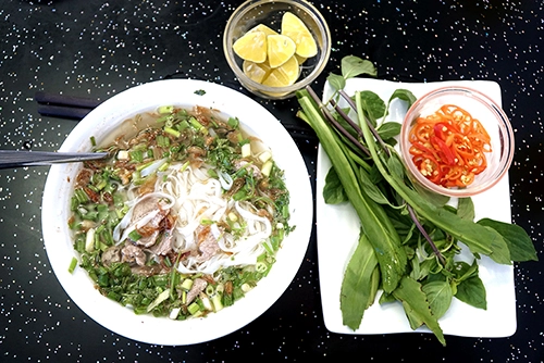 Phở Muslim Quán phở khác lạ này nằm trên đường Nguyễn An Ninh, gần chợ Bến Thành. Sợi phở ở quán mỏng và dài, không quá to. Nước dùng trong vắt, có vị ngọt. Thịt bò chần vừa chín tới. Khách thích ăn tái có thể yêu cầu. Bạn cũng có thể yêu cầu phở gà để thay đổi vị. Giá mỗi suất ăn là 55.000 đồng. Địa chỉ này mở cửa từ 6h sáng đến khoảng 23h. Phở Muslim Quán phở khác lạ này nằm trên đường Nguyễn An Ninh, gần chợ Bến Thành. Sợi phở ở quán mỏng và dài, không quá to. Nước dùng trong vắt, có vị ngọt. Thịt bò chần vừa chín tới. Khách thích ăn tái có thể yêu cầu. Bạn cũng có thể yêu cầu phở gà để thay đổi vị. Giá mỗi suất ăn là 55.000 đồng. Địa chỉ này mở cửa từ 6h sáng đến khoảng 23h.