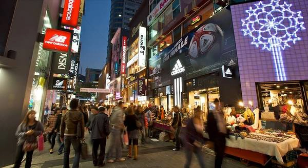 Khu mua sắm sầm uất Myeongdong. 