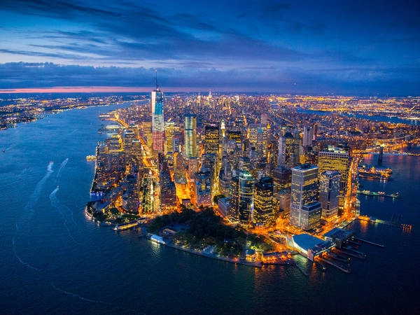 Manhattan: Là một trong 5 quận ở New York, Manhattan là hình ảnh mà người ta thường nghĩ ngay đến khi nói về New York. Đó là những đường chân trời quen thuộc và các điểm tham quan đã được quảng cáo hàng nghìn lần trên các màn hình. Đến đây, bạn hãy trải nghiệm cảm giác đi bộ dưới bóng tối của các tòa nhà chọc trời, vui chơi ở Times Square, ngắm tượng Nữ thần Tự do, xem kịch Broadway, leo lên tòa nhà Empire State, đi dạo quanh công viên trung tâm, tham quan các bảo tàng… Ảnh: Symmetry50.com Manhattan: Là một trong 5 quận ở New York, Manhattan là hình ảnh mà người ta thường nghĩ ngay đến khi nói về New York. Đó là những đường chân trời quen thuộc và các điểm tham quan đã được quảng cáo hàng nghìn lần trên các màn hình. Đến đây, bạn hãy trải nghiệm cảm giác đi bộ dưới bóng tối của các tòa nhà chọc trời, vui chơi ở Times Square, ngắm tượng Nữ thần Tự do, xem kịch Broadway, leo lên tòa nhà Empire State, đi dạo quanh công viên trung tâm, tham quan các bảo tàng… Ảnh: Symmetry50.com