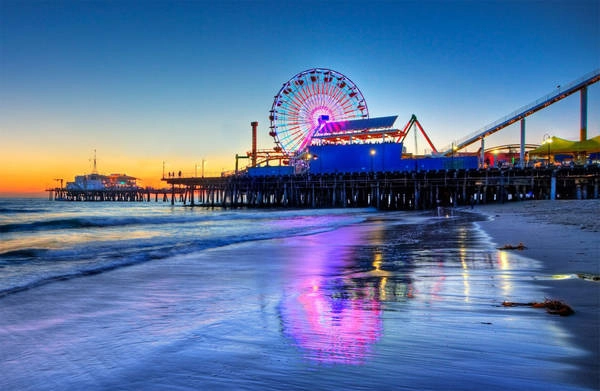 <strong>Cảng biển Santa Monica:</strong> Santa Monica là thành phố biển ở phía Tây Los Angeles, khí hậu nắng ấm quanh năm. Chính vì vậy, du khách có thể tìm thấy rất nhiều cửa hàng lưu niệm, trò chơi ngoài trời, nhà hàng... Tới đây, bạn đừng bỏ lỡ những buổi hòa nhạc ngoài trời, thử chơi ngựa gỗ hay ngắm thành phố trên những vòng đu quay. Ảnh: lattravel.com <strong>Cảng biển Santa Monica:</strong> Santa Monica là thành phố biển ở phía Tây Los Angeles, khí hậu nắng ấm quanh năm. Chính vì vậy, du khách có thể tìm thấy rất nhiều cửa hàng lưu niệm, trò chơi ngoài trời, nhà hàng... Tới đây, bạn đừng bỏ lỡ những buổi hòa nhạc ngoài trời, thử chơi ngựa gỗ hay ngắm thành phố trên những vòng đu quay. Ảnh: lattravel.com