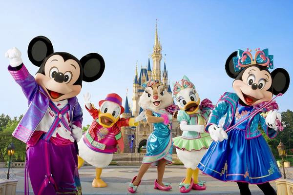 <strong>Disneyland:</strong> Công viên giải trí Disneyland nằm ở phía Nam Los Angeles thu hút hàng trăm nghìn người mỗi năm. Với trẻ nhỏ, công viên này thực sự như thiên đường đầy sắc màu. Tới đây, du khách có thể thăm thế giới của chuột Mickey, vương quốc các loài gấu hay có cơ hội được dùng bữa với những nhân vật Disney nổi tiếng. Ảnh: crossrenny.wordpress.com <strong>Disneyland:</strong> Công viên giải trí Disneyland nằm ở phía Nam Los Angeles thu hút hàng trăm nghìn người mỗi năm. Với trẻ nhỏ, công viên này thực sự như thiên đường đầy sắc màu. Tới đây, du khách có thể thăm thế giới của chuột Mickey, vương quốc các loài gấu hay có cơ hội được dùng bữa với những nhân vật Disney nổi tiếng. Ảnh: crossrenny.wordpress.com