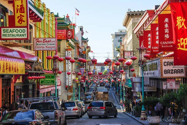 <strong>ChinaTown: </strong>Đến với khu phố này du khách có thể mua sắm những món đồ thời trang do người Hoa bày bán ở đây. Ngoài ra du khách còn có thể tham quan phong cảnh ở tòa nhà Sing Chong và Bank of Canton hay thưởng thức các món ăn truyền thống của người Hoa. Ảnh: Flickr.com <strong>ChinaTown: </strong>Đến với khu phố này du khách có thể mua sắm những món đồ thời trang do người Hoa bày bán ở đây. Ngoài ra du khách còn có thể tham quan phong cảnh ở tòa nhà Sing Chong và Bank of Canton hay thưởng thức các món ăn truyền thống của người Hoa. Ảnh: Flickr.com