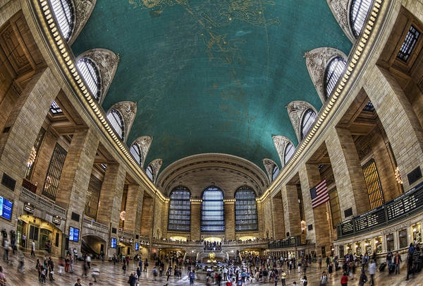 <strong>Nhà ga Grand Central:</strong> Nhà ga trung tâm này là nơi cất giữ những quá khứ hào hùng của New York. Du khách đến đây sẽ bị mê hoặc khi chiêm ngưỡng những bức phù điêu cổ kính tại phòng chờ lớn, thưởng thức món Kamamotos tại nhà hàng Oyster Bar huyền thoại hay thì thầm với Whisper Gallery. Bạn có thể bỏ ra hàng giờ để khám phá nơi này mà không bao giờ cảm thấy tẻ nhạt. Ảnh: photography-on-the.net <strong>Nhà ga Grand Central:</strong> Nhà ga trung tâm này là nơi cất giữ những quá khứ hào hùng của New York. Du khách đến đây sẽ bị mê hoặc khi chiêm ngưỡng những bức phù điêu cổ kính tại phòng chờ lớn, thưởng thức món Kamamotos tại nhà hàng Oyster Bar huyền thoại hay thì thầm với Whisper Gallery. Bạn có thể bỏ ra hàng giờ để khám phá nơi này mà không bao giờ cảm thấy tẻ nhạt. Ảnh: photography-on-the.net