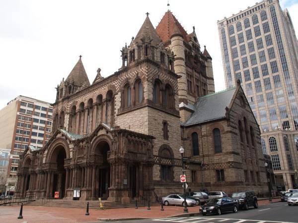 Nhà thờ Trinity: Nhà thờ được xây dựng theo phong cách Romanesque Richardsonian, đặc trưng bởi một mái nhà bằng đất sét, đá thô, mái vòm và một tháp lớn. Từ sau khi nhà thờ Trinity ra đời, phong cách này được nhanh chóng áp dụng cho nhiều công trình công cộng trên khắp nước Mỹ. Ảnh: foundationsofamerica.com Nhà thờ Trinity: Nhà thờ được xây dựng theo phong cách Romanesque Richardsonian, đặc trưng bởi một mái nhà bằng đất sét, đá thô, mái vòm và một tháp lớn. Từ sau khi nhà thờ Trinity ra đời, phong cách này được nhanh chóng áp dụng cho nhiều công trình công cộng trên khắp nước Mỹ. Ảnh: foundationsofamerica.com