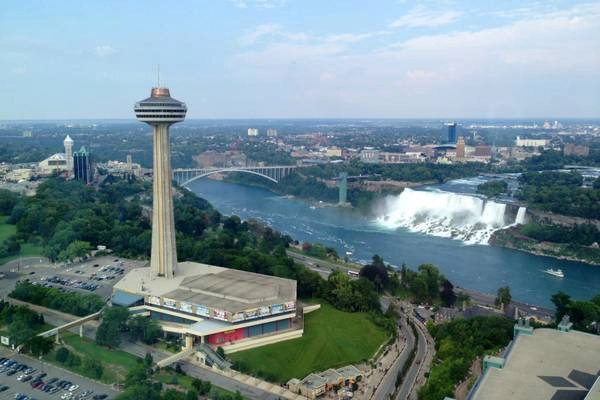 <strong>Skylon Tower:</strong> Để có thể ngắm nhìn toàn cảnh thiên nhiên hoang dã ở Boston, bạn hãy đến với tháp Skylon cao 236m. Thang máy có kính giúp bạn có thể quan sát mọi thứ ở tầng quan sát trong nhà và ngoài trời. Hơn nữa khi đêm đến, các ngọn đèn cao quanh tháp sẽ đồng loạt được bật sáng, chiếu vào tháp rất với nhiều màu sắc lung linh và huyền ảo. Ảnh: holidayinnniagarafalls.com <strong>Skylon Tower:</strong> Để có thể ngắm nhìn toàn cảnh thiên nhiên hoang dã ở Boston, bạn hãy đến với tháp Skylon cao 236m. Thang máy có kính giúp bạn có thể quan sát mọi thứ ở tầng quan sát trong nhà và ngoài trời. Hơn nữa khi đêm đến, các ngọn đèn cao quanh tháp sẽ đồng loạt được bật sáng, chiếu vào tháp rất với nhiều màu sắc lung linh và huyền ảo. Ảnh: holidayinnniagarafalls.com