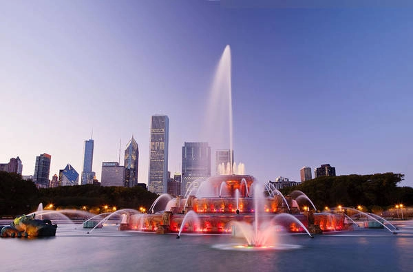 <strong>Đài phun nước Buckingham Fountain:</strong> Buckingham Fountain là một điểm tham quan nổi tiếng ở Chicago, nằm trong trung tâm công viên Grant. Đài phun nước lớn này luôn thu hút du khách đến với Chicago bởi những màn biểu diễn ánh sáng nước vào buổi tối, khi âm nhạc kết hợp với ánh sáng khiến nó trở thành một nơi trình diễn đẹp ngoạn mục. Ảnh: fantasticviewpoint.com <strong>Đài phun nước Buckingham Fountain:</strong> Buckingham Fountain là một điểm tham quan nổi tiếng ở Chicago, nằm trong trung tâm công viên Grant. Đài phun nước lớn này luôn thu hút du khách đến với Chicago bởi những màn biểu diễn ánh sáng nước vào buổi tối, khi âm nhạc kết hợp với ánh sáng khiến nó trở thành một nơi trình diễn đẹp ngoạn mục. Ảnh: fantasticviewpoint.com