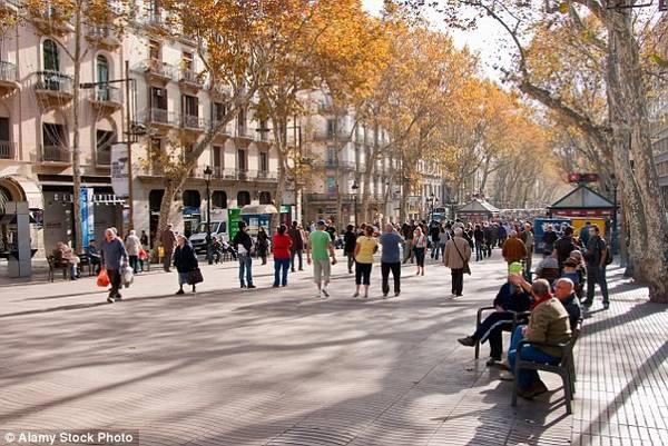 1. Barcelona: Với kiến trúc Catalan ấn tượng và bờ biển tuyệt đẹp, Barcelona là một trong những điểm du lịch nổi tiếng nhất châu Âu. 1. Barcelona: Với kiến trúc Catalan ấn tượng và bờ biển tuyệt đẹp, Barcelona là một trong những điểm du lịch nổi tiếng nhất châu Âu.