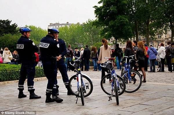 2. Paris (Pháp): Đây là một trong những thành phố nhiều khách du lịch nhất. Năm ngoái, tháp Eiffel đã phải đóng cửa một ngày sau khi nhân viên biểu tình đòi trợ giúp trong việc giải quyết nạn trộm cắp xung quanh danh thắng này. Bảo tàng nổi tiếng thế giới Louvre cũng phải đóng cửa năm 2013 do biểu tình liên quan đến nạn trộm cắp nhắm tới du khách và nhân viên bảo tàng. Năm ngoái, cảnh sát Pháp đã mở cuộc truy quét trộm cắp quy mô lớn. 2. Paris (Pháp): Đây là một trong những thành phố nhiều khách du lịch nhất. Năm ngoái, tháp Eiffel đã phải đóng cửa một ngày sau khi nhân viên biểu tình đòi trợ giúp trong việc giải quyết nạn trộm cắp xung quanh danh thắng này. Bảo tàng nổi tiếng thế giới Louvre cũng phải đóng cửa năm 2013 do biểu tình liên quan đến nạn trộm cắp nhắm tới du khách và nhân viên bảo tàng. Năm ngoái, cảnh sát Pháp đã mở cuộc truy quét trộm cắp quy mô lớn.