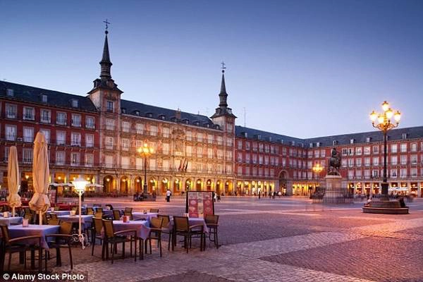 3. Madrid (Tây ban Nha): Thành phố Madrid là quê hương của băng trộm khét tiếng mang tên Bosnian clan. Nhóm gồm 4 nữ tặc, từng móc túi hàng nghìn du khách và những người đi tàu điện ngầm ở Barcelona trước khi chuyển địa bàn hoạt động sang Madrid. Năm 2013, băng nhóm này bị cấm cửa ở tất cả các mạng lưới tàu điện ngầm tại Madrid, khiến nạn móc túi ở đây giảm 40%. Các khu vực như tàu điện ngầm, Plaza Mayor và quảng trường Cibeles là địa bàn chính của trộm cắp. 3. Madrid (Tây ban Nha): Thành phố Madrid là quê hương của băng trộm khét tiếng mang tên Bosnian clan. Nhóm gồm 4 nữ tặc, từng móc túi hàng nghìn du khách và những người đi tàu điện ngầm ở Barcelona trước khi chuyển địa bàn hoạt động sang Madrid. Năm 2013, băng nhóm này bị cấm cửa ở tất cả các mạng lưới tàu điện ngầm tại Madrid, khiến nạn móc túi ở đây giảm 40%. Các khu vực như tàu điện ngầm, Plaza Mayor và quảng trường Cibeles là địa bàn chính của trộm cắp.