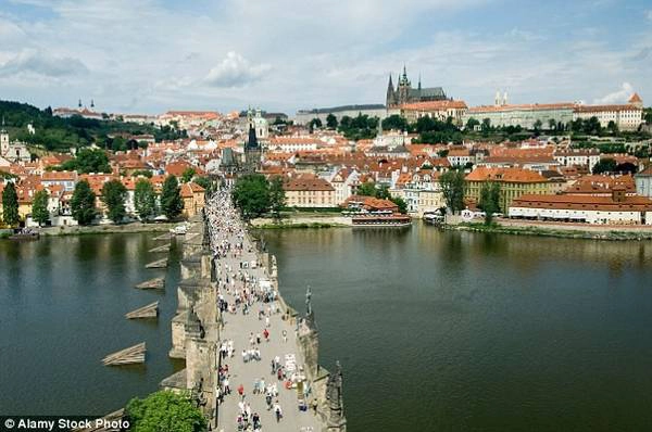 4. Prague (CH Czech): Đạo tặc ở Praque thường nhắm tới các phương tiện giao thông công cộng, đặc biệt là lộ trình từ Prague Castle đến các điểm du lịch nổi tiếng. Cầu Charles, phố Karlova, Old Town Square và Wenceslas Square là địa bàn hoạt động của trộm cắp và các nghệ sĩ lừa đảo. Không giống các thành phố khác, trộm cắp ở đây hoạt động đơn lẻ chứ không đi theo nhóm. 4. Prague (CH Czech): Đạo tặc ở Praque thường nhắm tới các phương tiện giao thông công cộng, đặc biệt là lộ trình từ Prague Castle đến các điểm du lịch nổi tiếng. Cầu Charles, phố Karlova, Old Town Square và Wenceslas Square là địa bàn hoạt động của4. Prague (CH Czech): Đạo tặc ở Praque thường nhắm tới các phương tiện giao thông công cộng, đặc biệt là lộ trình từ Prague Castle đến các điểm du lịch nổi tiếng. Cầu Charles, phố Karlova, Old Town Square và Wenceslas Square là địa bàn hoạt động của trộm cắp và các nghệ sĩ lừa đảo. Không giống các thành phố khác, trộm cắp ở đây hoạt động đơn lẻ chứ không đi theo nhóm.a đảo. Không giống các thành phố khác, trộm cắp ở đây hoạt động đơn lẻ chứ không đi theo nhóm.