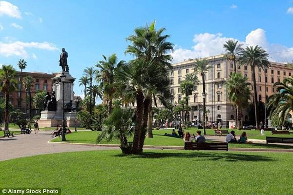 5. Rome (Italy): Trộm cắp được coi là bệnh dịch ở Rome, thường tụ tập nơi có nhiều du khách, chủ yếu ở quanh Vatican, bậc thềm Tây Ban Nha và đấu trường Colosseum. Các điểm nóng khác có thể kể đến Prati, Trionfale, Via Emo và Piazza Cavour. 5. Rome (Italy): Trộm cắp được coi là bệnh dịch ở Rome, thường tụ tập nơi có nhiều du khách, chủ yếu ở quanh Vatican, bậc thềm Tây Ban Nha và đấu trường Colosseum. Các điểm nóng khác có thể kể đến Prati, Trionfale, Via Emo và Piazza Cavour.