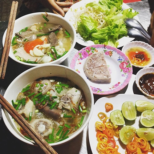 Miếng pate phiên bản Bến Tre (nằm trong đĩa) ăn kèm sợi hủ tiếu dai có vị lạ miệng, thơm béo và không bị vỡ nát trong tô nước. Giá một tô khoảng 25.000 - 35.000 đồng. Miếng pate phiên bản Bến Tre (nằm trong đĩa) ăn kèm sợi hủ tiếu dai có vị lạ miệng, thơm béo và không bị vỡ nát trong tô nước. Giá một tô khoảng 25.000 - 35.000 đồng.