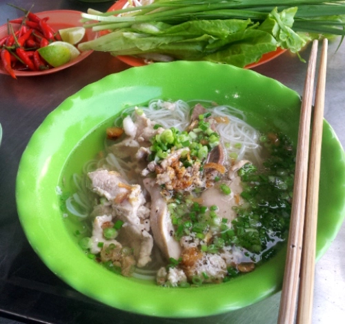 Châu Đốc là nơi bạn phải đến nếu muốn thưởng thức vị chuẩn của món ăn này. Ảnh: Hương Chi. Châu Đốc là nơi bạn phải đến nếu muốn thưởng thức vị chuẩn của món ăn này. Ảnh: Hương Chi.