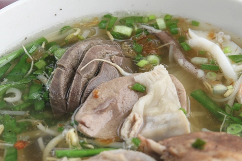 Sợi bánh trong, dai và không bị bở khi nấu lên do được làm từ gạo Gò Cát. Ảnh: Huấn Phan. Sợi bánh trong, dai và không bị bở khi nấu lên do được làm từ gạo Gò Cát. Ảnh: Huấn Phan.