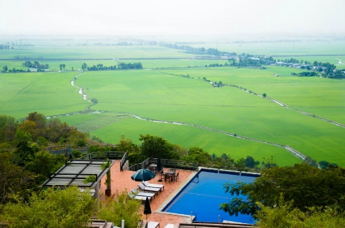 Hồ bơi này nằm trong một resort ở An Giang. Ảnh: chudu24. Hồ bơi này nằm trong một resort ở An Giang. Ảnh: chudu24.