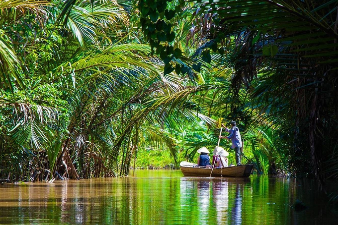 Ngồi ghe khám phá sông nước và cuộc sống người dân Len lỏi qua những con rạch nhỏ, ngồi ghe sẽ giúp bạn dễ dàng quan sát rõ cuộc sống của người dân địa phương. Nếu đi đúng mùa, ghe sẽ đưa bạn ngang qua những miệt vườn cây ăn quả, bạn có thể trải nghiệm hái trái cây tại vườn và thưởng thức. Ảnh: thehay901. Ngồi ghe khám phá sông nước và cuộc sống người dân Len lỏi qua những con rạch nhỏ, ngồi ghe sẽ giúp bạn dễ dàng quan sát rõ cuộc sống của người dân địa phương. Nếu đi đúng mùa, ghe sẽ đưa bạn ngang qua những miệt vườn cây ăn quả, bạn có thể trải nghiệm hái trái cây tại vườn và thưởng thức. Ảnh: thehay901.