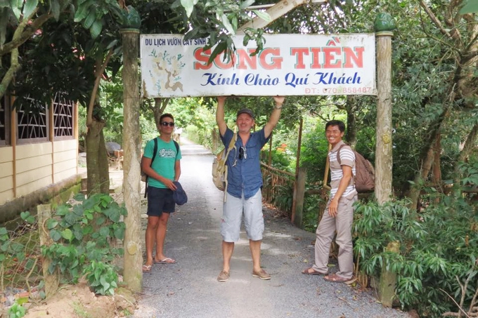 Ghé thăm vườn trái cây Hầu như du khách nào đến miền Tây đều ghé chân tại ít nhất một vườn trái cây. Những khu vườn quanh năm trĩu quả này là "đặc sản" của các tỉnh miền Tây Nam Bộ. Tùy theo mùa mà mỗi vườn sẽ có một loại trái khác nhau. Bạn có thể ghé đến những địa điểm vườn trái cây nổi tiếng như: Cù lao An Bình (Vĩnh Long), Mỹ Khánh (Cần Thơ), Cái Mơn (Bến Tre), Cái Bè (Tiền Giang),… Ảnh: Ngô Quang Hiệu. Ghé thăm vườn trái cây Hầu như du khách nào đến miền Tây đều ghé chân tại ít nhất một vườn trái cây. Những khu vườn quanh năm trĩu quả này là "đặc sản" của các tỉnh miền Tây Nam Bộ. Tùy theo mùa mà mỗi vườn sẽ có một loại trái khác nhau. Bạn có thể ghé đến những địa điểm vườn trái cây nổi tiếng như: Cù lao An Bình (Vĩnh Long), Mỹ Khánh (Cần Thơ), Cái Mơn (Bến Tre), Cái Bè (Tiền Giang),… Ảnh: Ngô Quang Hiệu.