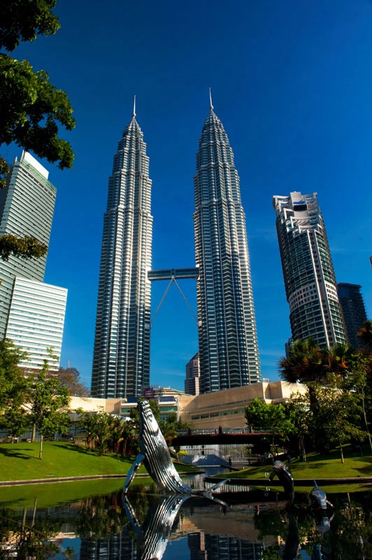 Tháp đôi Petronas tại trung tâm thành phố Kuala Lumpur - biểu tượng mỗi khi nhắc đến Malaysia, luôn tập trung đông du khách chụp ảnh, check-in. Những trải nghiệm bên trong tòa tháp để lại ấn tượng mạnh cho du khách như Trung tâm Khám phá khoa học Petrosains tại Suria Kuala Lumpur, cầu trên không Skybridge nối liền hai tòa tháp đôi, đài quan sát Observation Deck tại tầng 86 - nơi mở ra khung cảnh ngoạn mục của Kuala Lumpur trên một tầm cao mới. Tháp đôi Petronas tại trung tâm thành phố Kuala Lumpur - biểu tượng mỗi khi nhắc đến Malaysia, luôn tập trung đông du khách chụp ảnh, check-in. Những trải nghiệm bên trong tòa tháp để lại ấn tượng mạnh cho du khách như Trung tâm Khám phá khoa học Petrosains tại Suria Kuala Lumpur, cầu trên không Skybridge nối liền hai tòa tháp đôi, đài quan sát Observation Deck tại tầng 86 - nơi mở ra khung cảnh ngoạn mục của Kuala Lumpur trên một tầm cao mới.