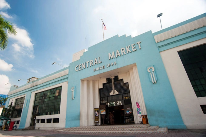 Chợ trung tâm Kuala Lumpur: hay Central Market Kuala Lumpur là một trải nghiệm thú vị khác dành cho du khách đến thăm Kuala Lumpur. Từ một khu chợ truyền thống khi bắt đầu mở cửa từ năm 1888, Central Market Kuala Lumpur trở thành công trình có giá trị lịch sử quan trọng của thành phố. Ngày nay, Central Market đóng vai trò là một trung tâm văn hóa, nghệ thuật và thủ công mỹ nghệ của Malaysia với hơn 300 cửa hàng quà tăng lưu niệm, lớp học vẽ tranh batik dành cho du khách, lớp thư pháp và cửa hàng khắc dấu kiểu truyền thống. Chợ trung tâm Kuala Lumpur: hay Central Market Kuala Lumpur là một trải nghiệm thú vị khác dành cho du khách đến thăm Kuala Lumpur. Từ một khu chợ truyền thống khi bắt đầu mở cửa từ năm 1888, Central Market Kuala Lumpur trở thành công trình có giá trị lịch sử quan trọng của thành phố. Ngày nay, Central Market đóng vai trò là một trung tâm văn hóa, nghệ thuật và thủ công mỹ nghệ của Malaysia với hơn 300 cửa hàng quà tăng lưu niệm, lớp học vẽ tranh batik dành cho du khách, lớp thư pháp và cửa hàng khắc dấu kiểu truyền thống.