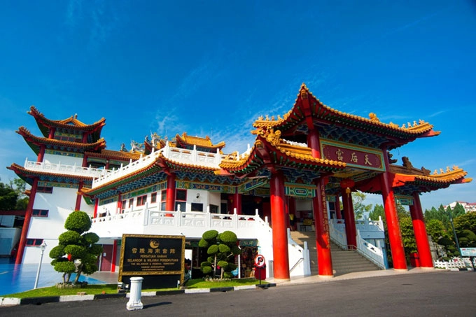 Miếu Thiên Hậu: Thean Hou Temple - Miếu Thiên Hậu tại Kuala Lumpur là một công trình tín ngưỡng với kiến trúc độc đáo mang đậm dấu ấn Trung Hoa truyền thống nằm trên ngọn đồi Robson Heights với tầm nhìn quan sát thành phố. Vào những dịp lễ lớn của Phật giáo, Miếu Thiên Hậu được trang trí lộng lẫy hơn với hàng đèn lồng đỏ rực trên sân trước chính điện. Miếu Thiên Hậu: Thean Hou Temple - Miếu Thiên Hậu tại Kuala Lumpur là một công trình tín ngưỡng với kiến trúc độc đáo mang đậm dấu ấn Trung Hoa truyền thống nằm trên ngọn đồi Robson Heights với tầm nhìn quan sát thành phố. Vào những dịp lễ lớn của Phật giáo, Miếu Thiên Hậu được trang trí lộng lẫy hơn với hàng đèn lồng đỏ rực trên sân trước chính điện.