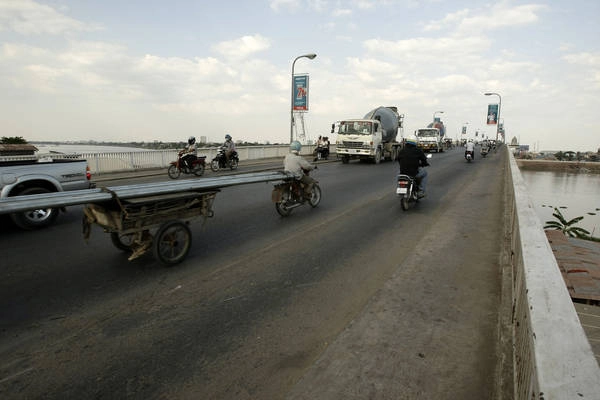Cầu Chrui Changvar bắc ngang qua sông Tonlé Sap. Ảnh: huffingtonpost.com Cầu Chrui Changvar bắc ngang qua sông Tonlé Sap. Ảnh: huffingtonpost.com