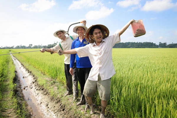  Minh Luân và Hùng Thuận không ngại bất cứ thử thách nào trong chương trình Việt Nam tươi đẹp. Đây là chương trình du lịch thực tế gắn với những câu chuyện có thật của những nghệ sĩ nổi tiếng, giới thiệu về cảnh đẹp và con người ở chính quê hương mình, được phát sóng lúc 17h chủ nhật hàng tuần.