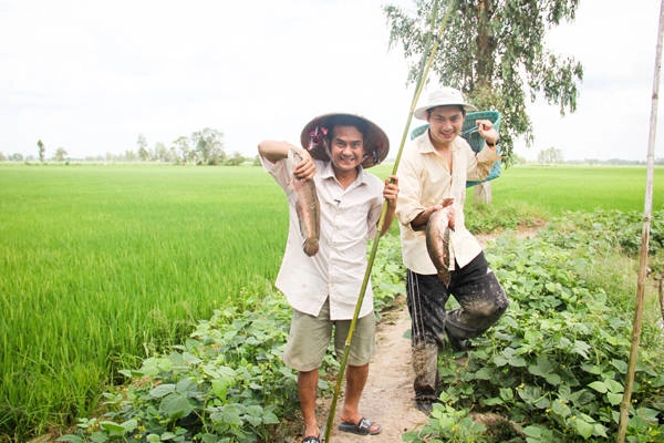 Không chỉ ghé thăm nhà, nam diễn viên còn dắt bạn thân Hùng Thuận trải nghiệm thử các công việc quen thuộc của bà con quê anh như bắt cá, bắt ốc, làm ruộng… Hai người thích thú với thành quả của buổi câu cá.