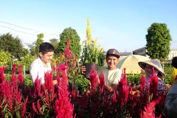 Làng hoa Tân Quy Đông còn gọi là vườn hoa Tân Quy Đông hay làng hoa Sa Đéc, thuộc xã Tân Quy Đông, thành phố Sa Đéc, tỉnh Đồng Tháp. Đây là một làng nghề truyền thống cả trăm năm, nằm bên bờ sông Tiền quanh năm lộng gió, màu mỡ phù sa, ngập tràn ánh nắng, và được mệnh danh là xứ sở của các loài hoa kiểng.