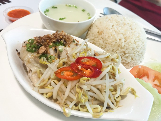 Ipoh còn sở hữu những món ăn đặc trưng như mì Hakka (mì kiểu Khách Gia), Ipoh Chee Cheong Fun (một loại bánh cuốn dùng kèm sốt cay ngọt), cơm gà Hải Nam kiểu Ipoh, đặc biệt là tào phớ truyền thống (Tau fu fah).  Sở hữu nhiều điểm “check-in” vừa no bụng vừa đã mắt, vừa mang đến những trải nghiệm đa dạng, Ipoh là điểm đến "hot" ở Malaysia. Ngoài ra, từ Ipoh, bạn còn có thể đến thị trấn Gopeng (mất khoảng 25 phút) để khám phá các hang động và tham gia trò chơi mạo hiểm. Ảnh: wonderfoolphoto.