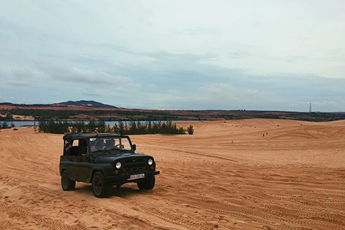 Lái xe off-road trên đồi cát  Đồi cát là điểm tham quan nổi tiếng cách trung tâm Phan Thiết khoảng 40 km. Đến đồi cát, ngoài tham quan và chụp ảnh, lái xe môtô địa hình 4 bánh là trải nghiệm bạn nên thử. Ảnh: @emelinetsr.