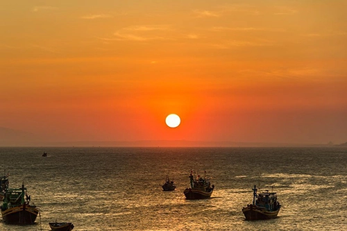 Ngắm hoàng hôn trên ngọn hải đăng  Toạ lạc ở phía nam Phan Thiết, mũi Kê Gà là điểm đến được nhiều phượt thủ dừng chân. Đường đi đến đây cũng có cảnh quan đẹp mắt. Từ ngọn hải đăng được xây cách đây 120 năm, bạn có thể thu vào tầm mắt khung cảnh trời biển mênh mông. Khoảnh khắc này còn tuyệt hơn nếu là thời điểm hoàng hôn, khi những tia nắng cuối ngày tỏa sáng phía đường chân trời. Ảnh: Oliver Backes.