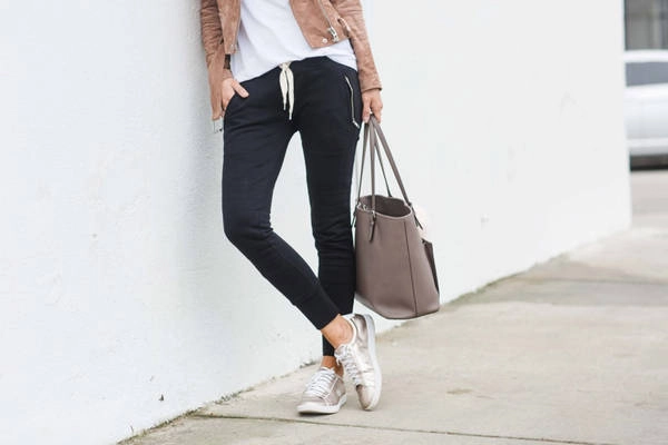 Quần jogger: LC Haughey chia sẻ trên Go Backpacking, cô luôn mang theo một chiếc quần thể thao jogger. Cô muốn coi đó là lời nhắc nhở mình duy trì lịch tập thể dục, để giữ dáng, dù đang đi chơi. Dù rằng, cô không thực sự tập luyện được nhiều trong các chuyến đi, không tính đến thời gian đi bộ loanh quanh thành phố. Tất nhiên, danh sách 5 món đồ sẽ thay đổi tùy thuộc vào sở thích, nhu cầu của mỗi người. Còn danh sách của bạn là gì? Ảnh: Merricksart.